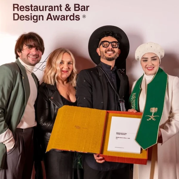Les membres de l'équipe du Toqa Cafe, basé à Riyad, s'affichant avec le prix du design de leur restaurant et bar. (Fourni)