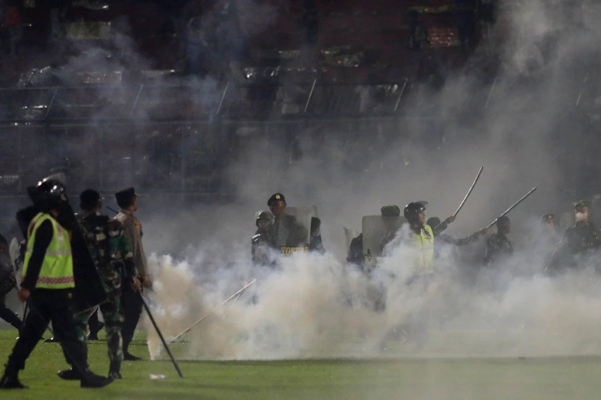 Indonésie: au moins 125 morts après un mouvement de foule dans un stade de football