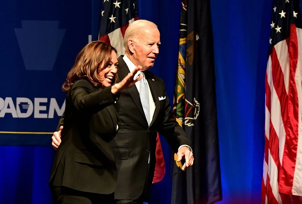 Le président américain Joe Biden et la vice-présidente américaine Kamala Harris saluent des supporters lors du dîner de l'indépendance du Parti démocrate, le 28 octobre 2022 à Philadelphie, en Pennsylvanie. Le jour des élections aura lieu le 8 novembre. (photo, Mark Makela/Getty Images/AFP )