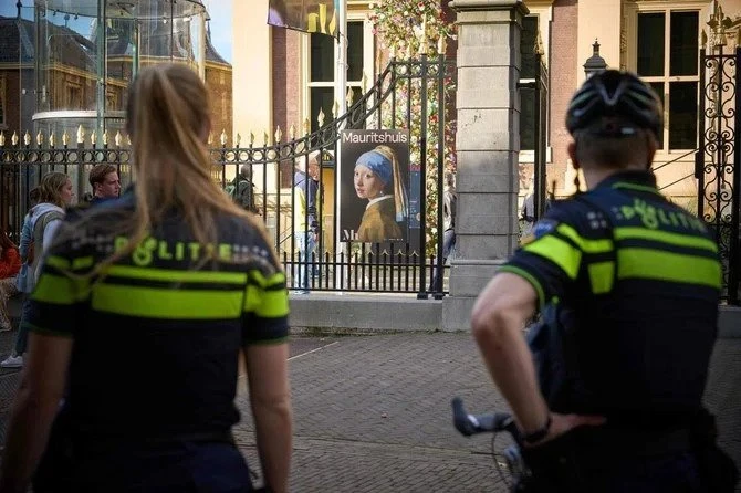 Des militants écolos s'en prennent à La Jeune Fille à la Perle