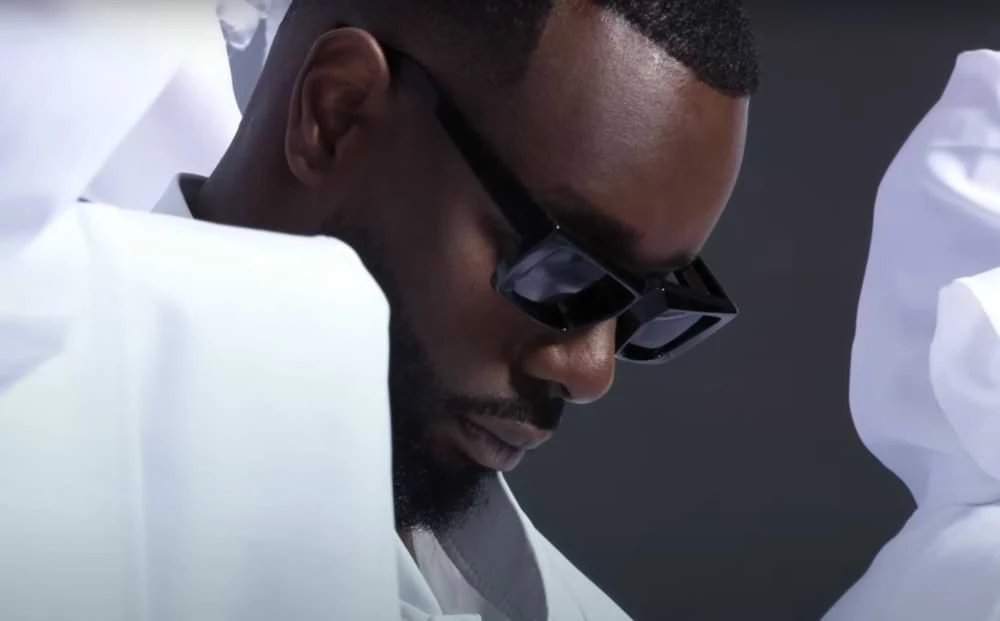 Gims présente son prochain album, où il reconnaît «ses erreurs»