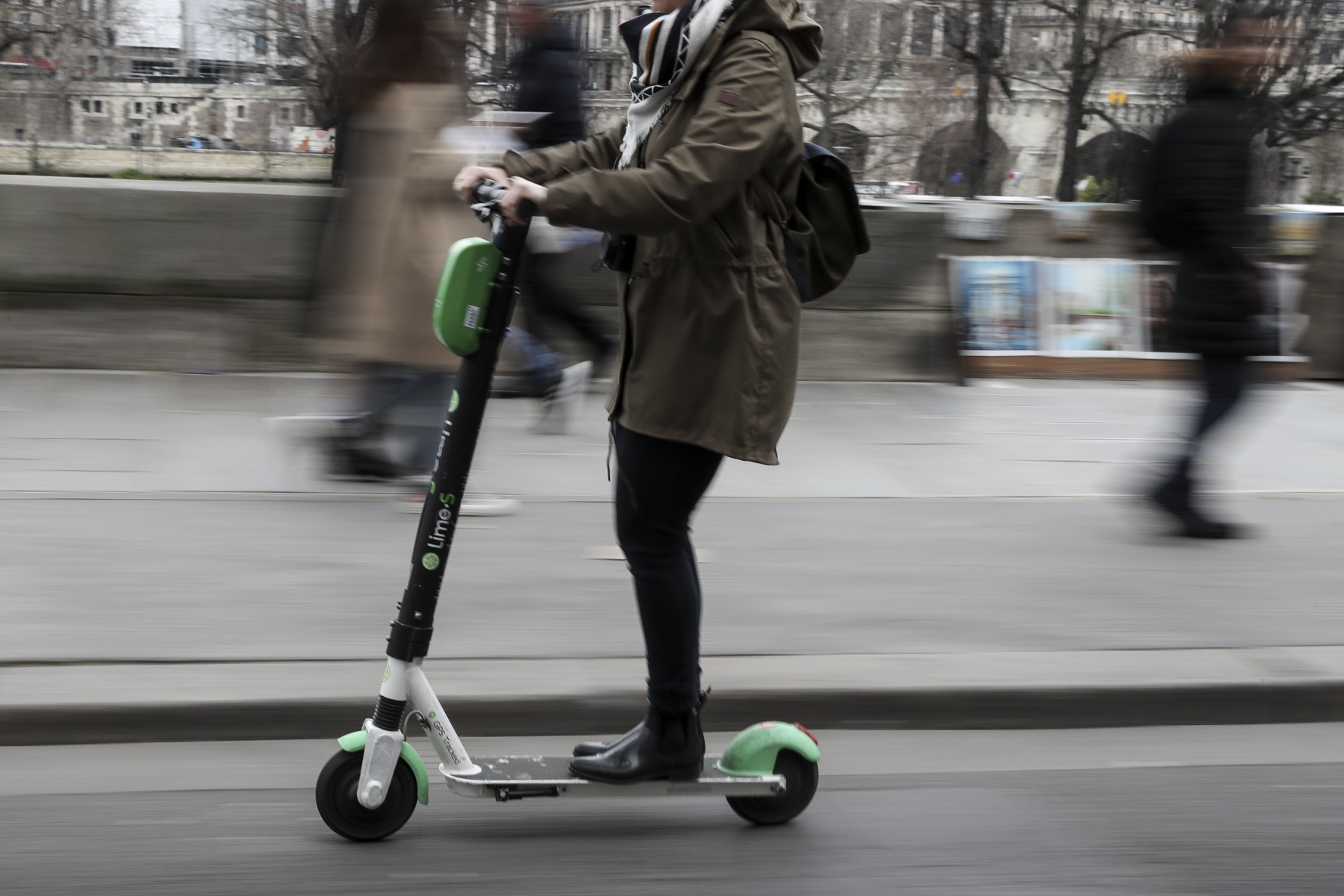 Paris: une personne à trottinette électrique meurt après collision avec une camionnette