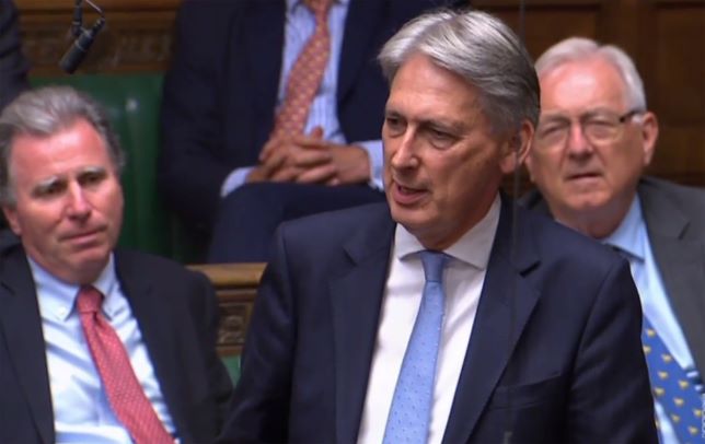 Brexit: Hammond lie un accord au sort des services financiers