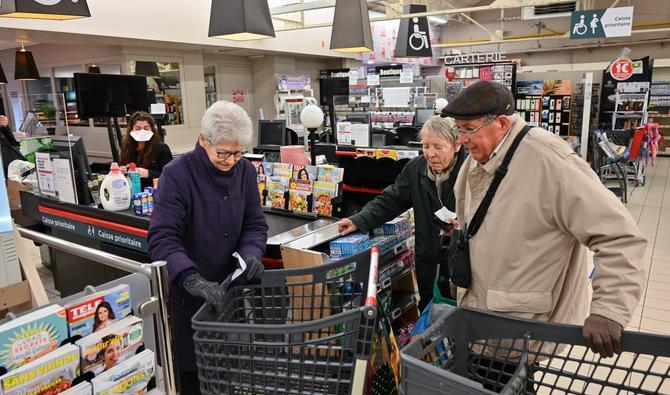 Des gens font leurs courses dans un supermarché le 23 mars 2020 à Saint-Etienne, dans le centre de la France (Photo, AFP)