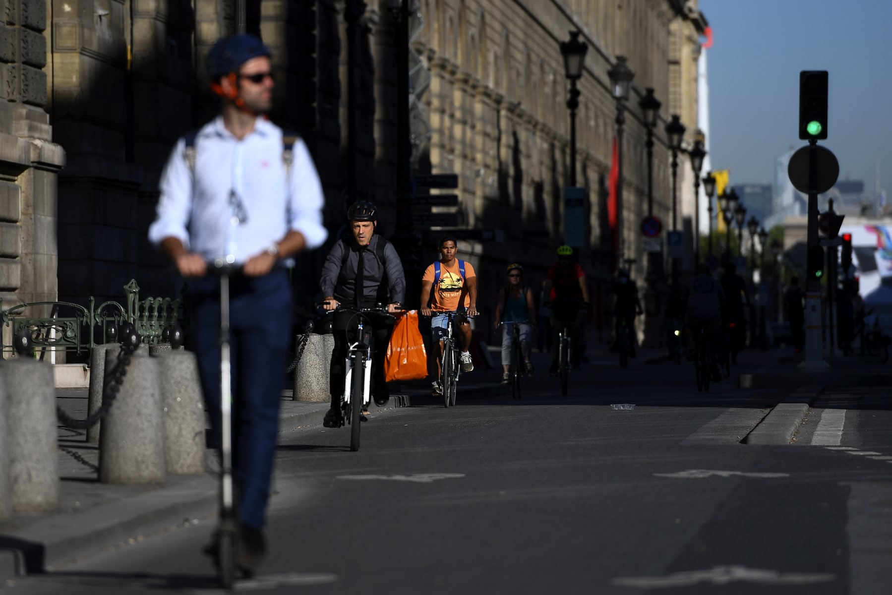 Vélos, piétons, voitures: Chaos et colère dans les rues de Paris