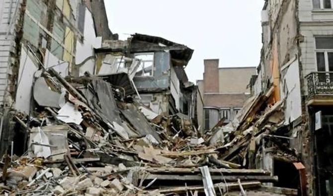 En s'écroulant samedi 12 novembre vers 9H15, un immeuble du XVIIIe siècle d'une rue commerçante proche de la Grand'Place avait fait s'effondrer un immeuble mitoyen, dans lequel se trouvait la victime. (AFP)