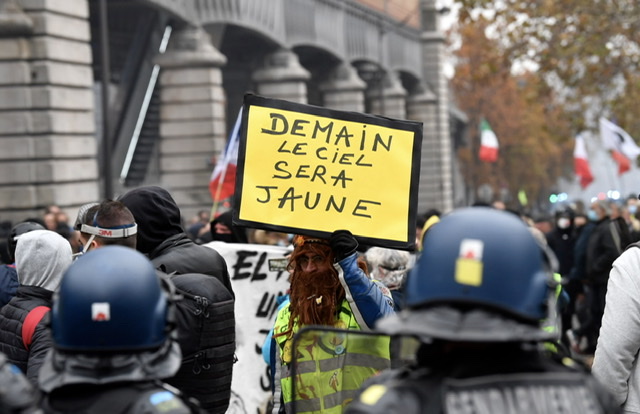 Plusieurs centaines de «gilets jaunes» à Paris pour les 4 ans du mouvement