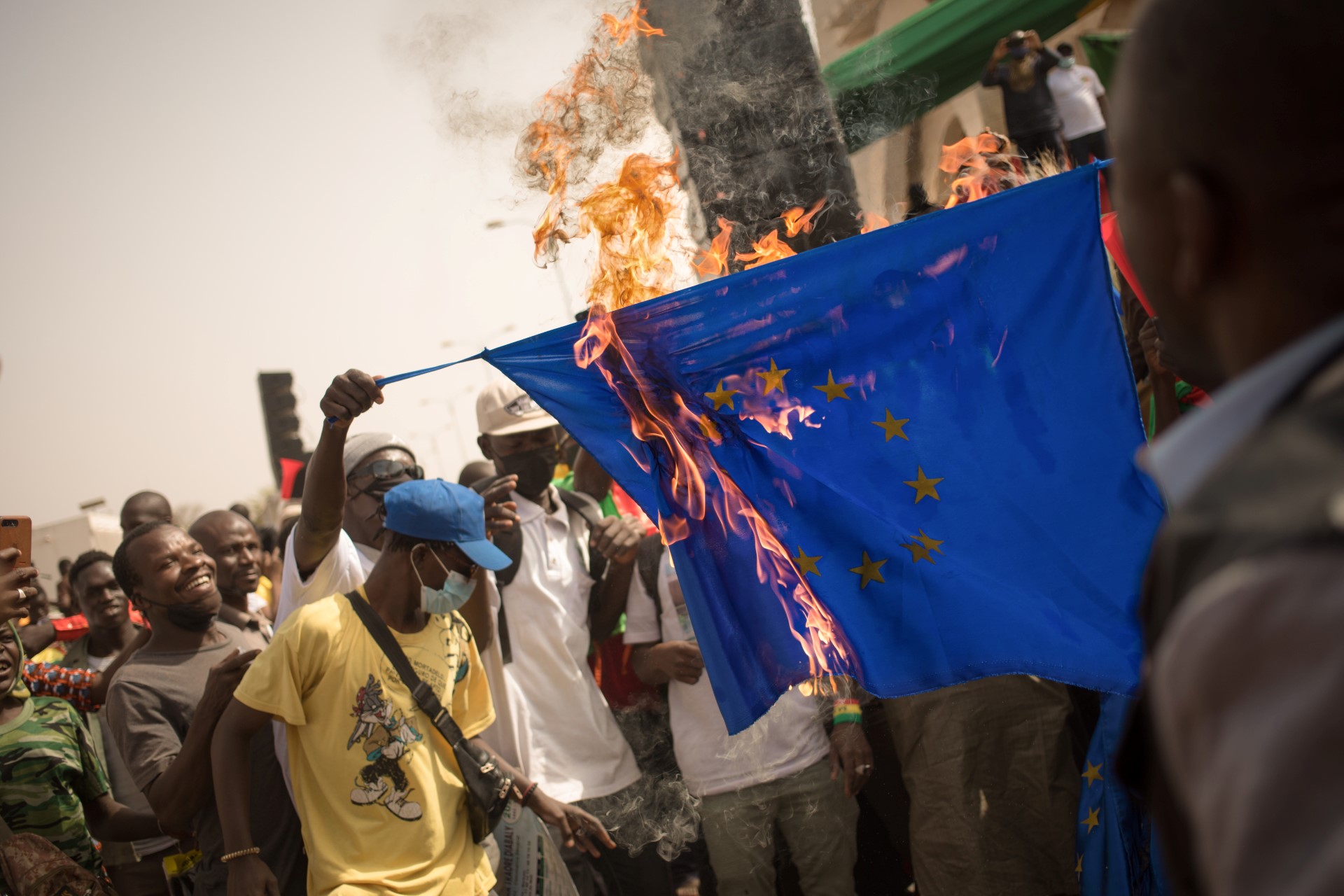 Mali: La junte interdit les activités des ONG financées par la France