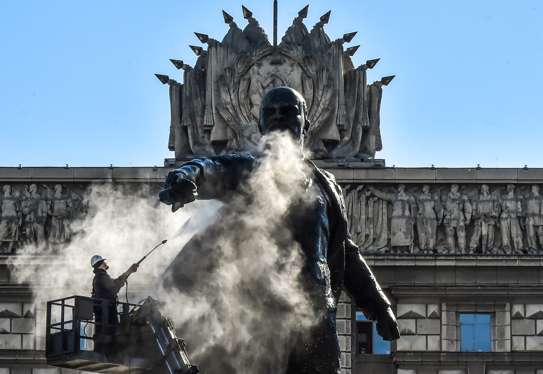 Ukraine: les autorités d'occupation russe remettent une statue de Lénine à Mélitopol
