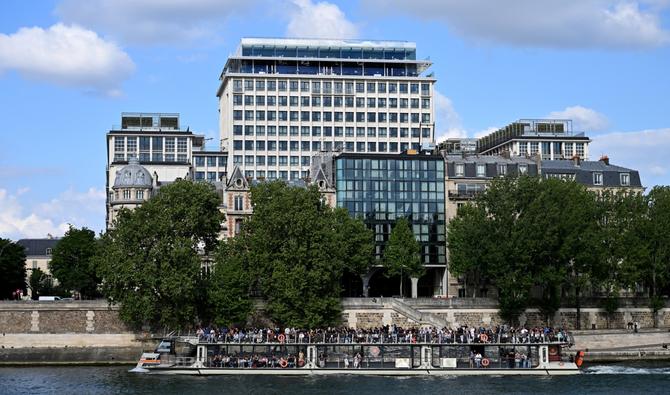Un bateau de tourisme navigue sur la Seine devant le complexe Morland Mixite Capitale, un nouveau complexe immobilier à usage mixte au cœur de Paris le 5 mai 2022. (AFP)