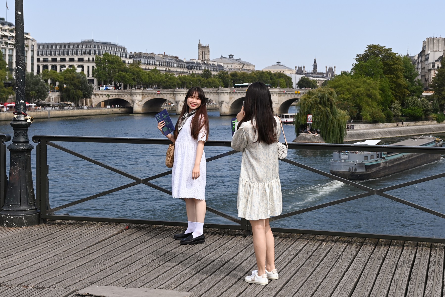 Trois ans après la Covid, les touristes asiatiques de retour à Paris