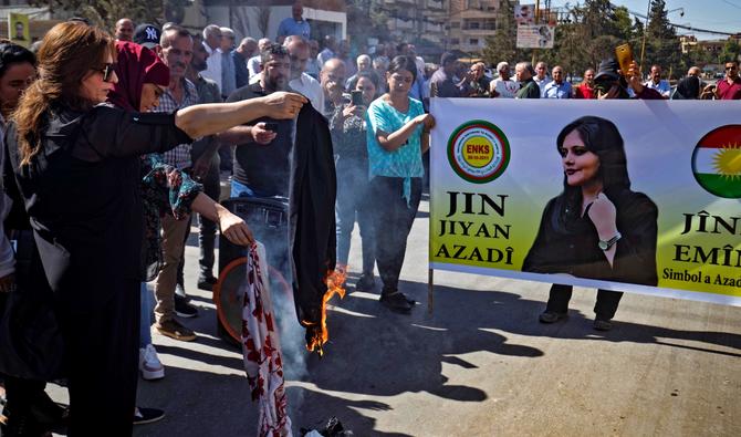 Iran: Onze personnes inculpées après le meurtre d'un paramilitaire
