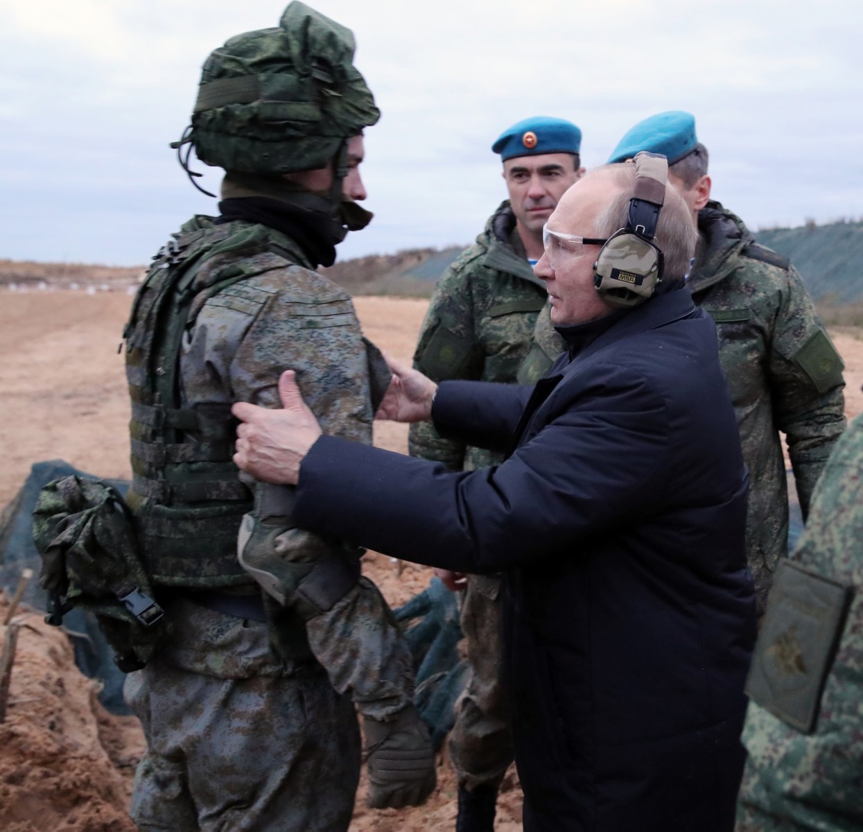 Des femmes et mères de soldats demandent des comptes, Poutine assure partager leur douleur