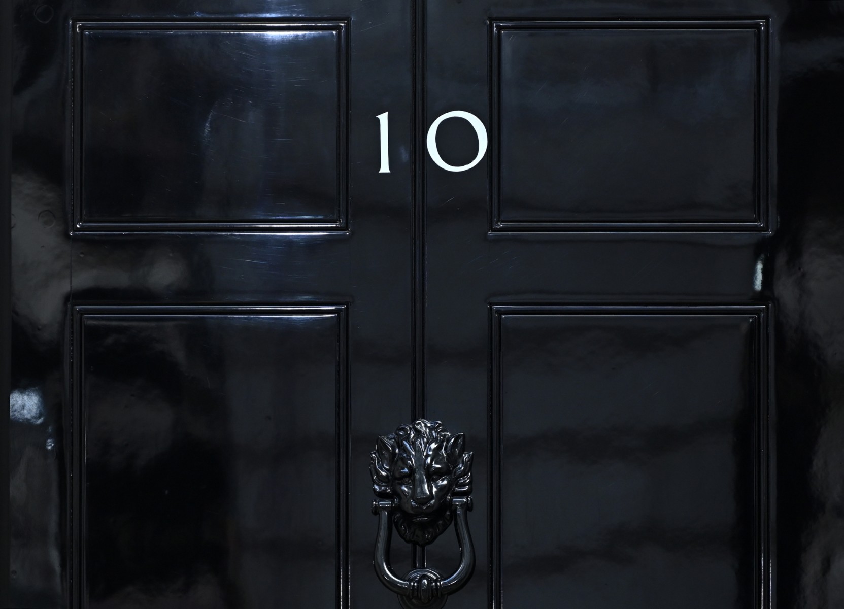 Des militants écologistes mènent une action devant Downing Street