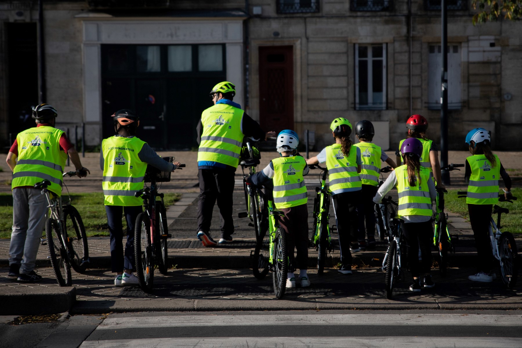 Des élèves de l'école primaire Henri IV participent à un programme éducatif de cyclisme intitulé "Savoir Rouler A Velo" (SRAV), qui enseigne aux enfants comment conduire un vélo en toute sécurité dans des conditions de circulation urbaine, à Bordeaux, dans le sud-ouest de la France, le 20 octobre 2022. (Photo, AFP)
