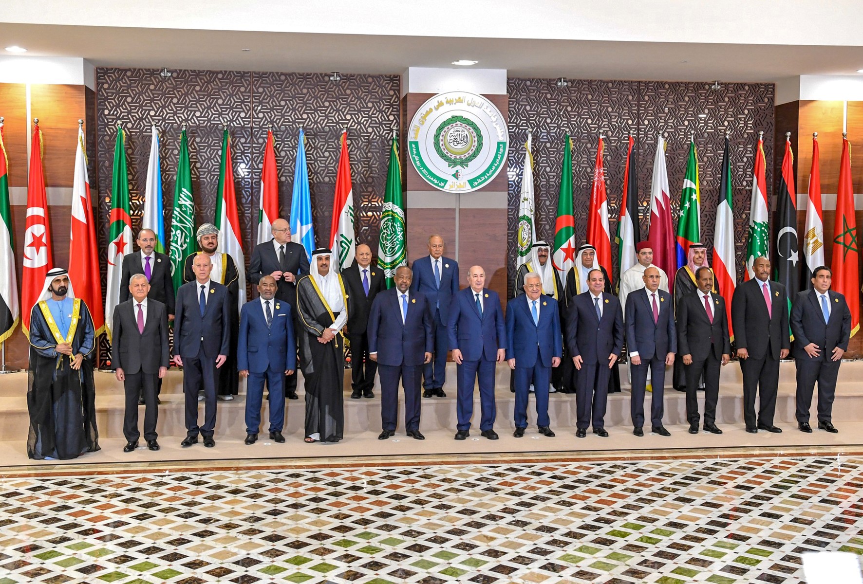 Une photo fournie par le service de presse de la présidence tunisienne montre des dirigeants arabes posant pour une photo de groupe dans la capitale algérienne le 1er novembre 2022. (Photo de la présidence tunisienne / AFP)