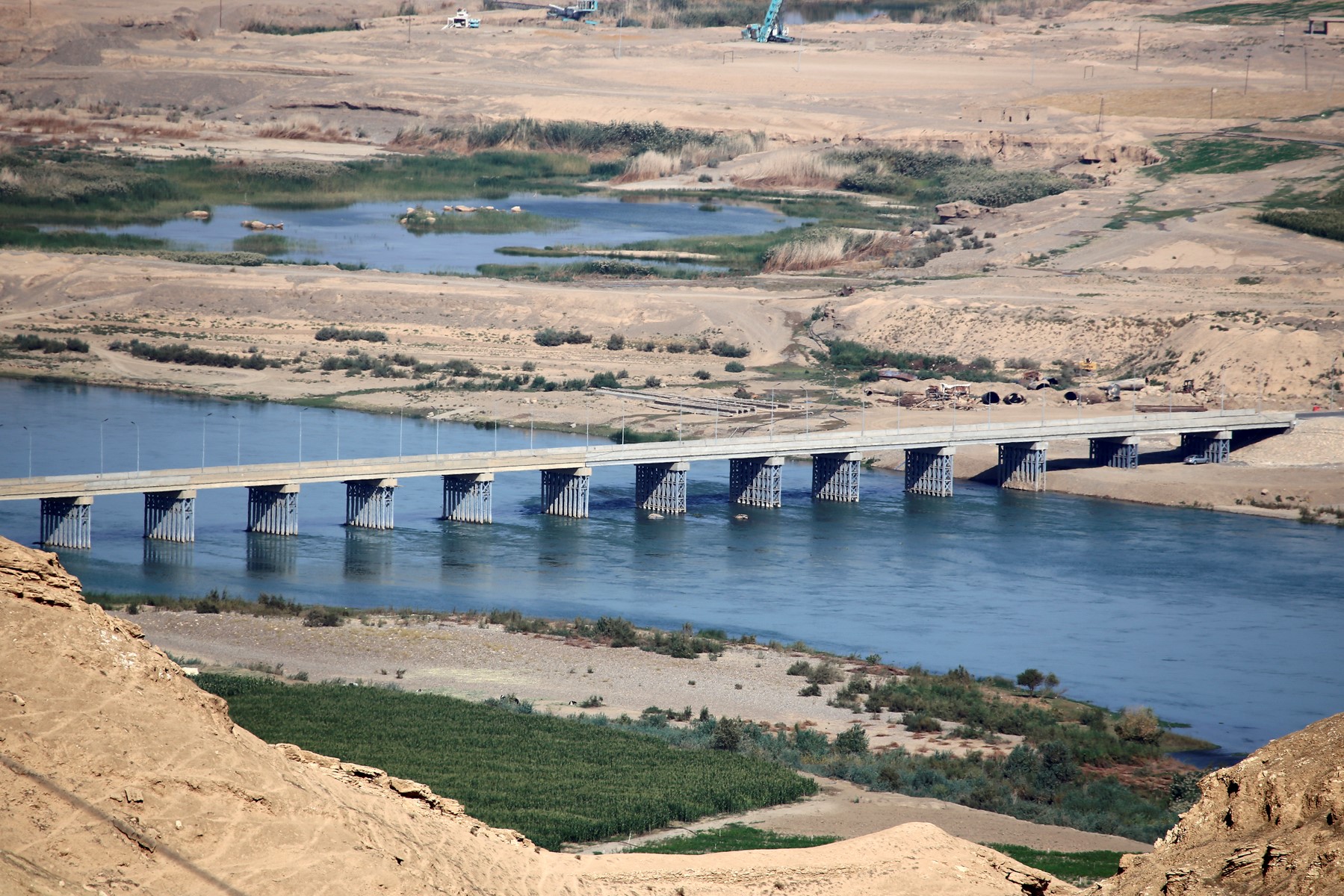 Un pont enjambe le fleuve Tigre près du site du barrage de Makhoul, dans la province de Salaheddine, dans le nord de l'Irak, le 1er novembre 2022. (Photo de Sabah ARAR / AFP)