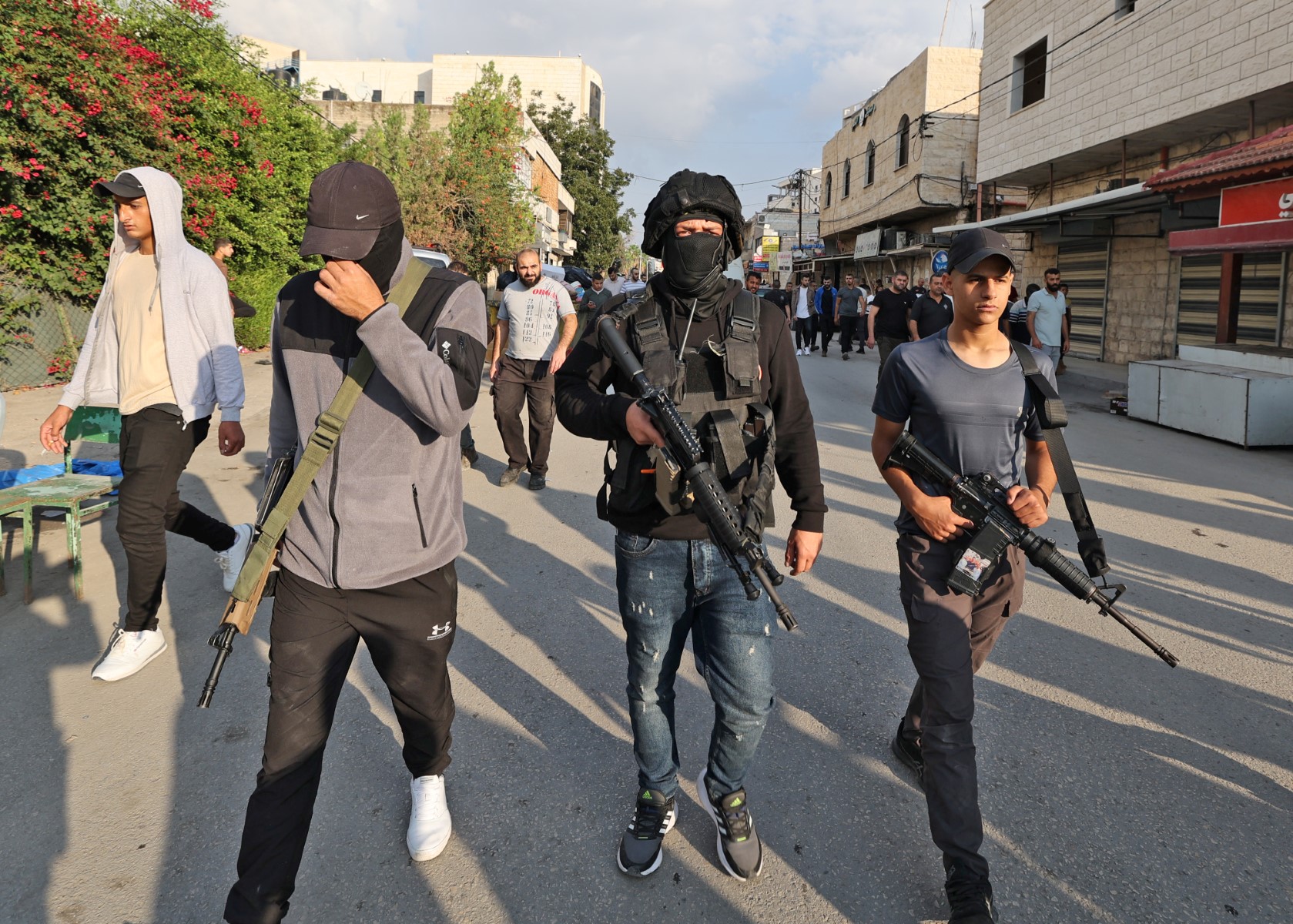 Des hommes armés palestiniens patrouillent dans la zone après un raid des forces israéliennes à Jénine, en Cisjordanie occupée, le 3 novembre 2022. (Photo de Jaafar Ashtiyeh / AFP)