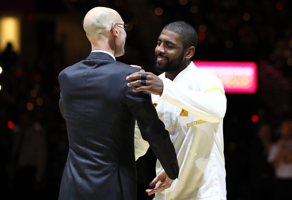 Dans cette photo d'archive prise le 24 octobre 2016, Kyrie Irving #2 des Cleveland Cavaliers serre la main du commissaire de la NBA Adam Silver alors qu'il reçoit sa bague de championnat avant le match contre les New York Knicks à la Quicken Loans Arena à Cleveland, Ohio. Le commissaire de la NBA, Adam Silver, a déclaré le 3 novembre 2022 qu'il rencontrerait Kyrie Irving au cours de la semaine prochaine afin d'obtenir des excuses de la part de la star des Brooklyn Nets pour avoir publié des documents antisémites. (Photo par Ezra Shaw / Getty Images North America / AFP)