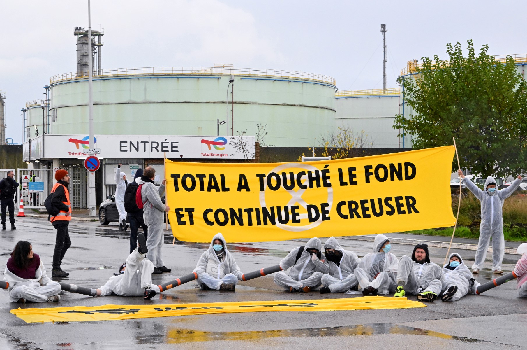 TotalEnergies: des militants XR bloquent l'entrée du dépôt de Mardyck