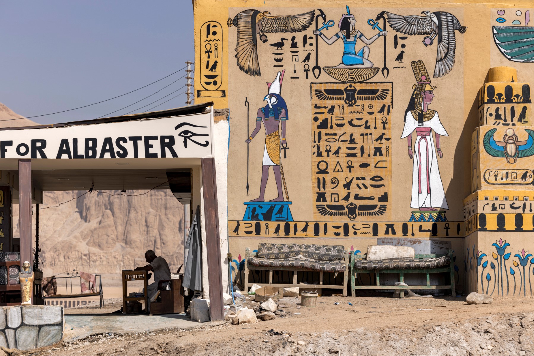 Sur cette photo d'archive prise le 26 juillet 2022, un artisan travaille dans un bazar d'albâtre dans le village d'al-Qurna (Gurna) sur la rive ouest du Nil, en face de la ville de Louxor, dans le sud de l'Égypte. (Photo par Khaled Desouki / AFP)
