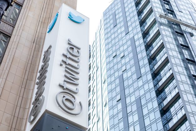 Cacophonie chez Twitter autour du badge «Officiel», lancé, annulé puis relancé