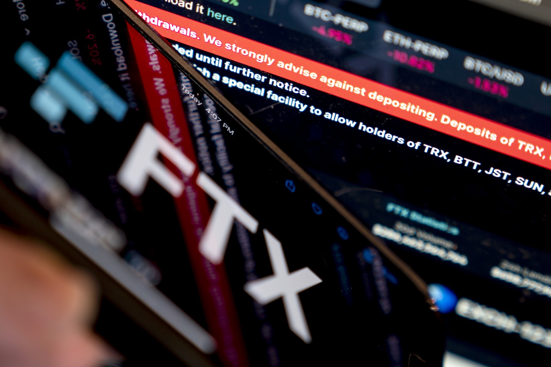 Cryptomonnaies: les remous de la faillite de FTX frappent d'autres plateformes