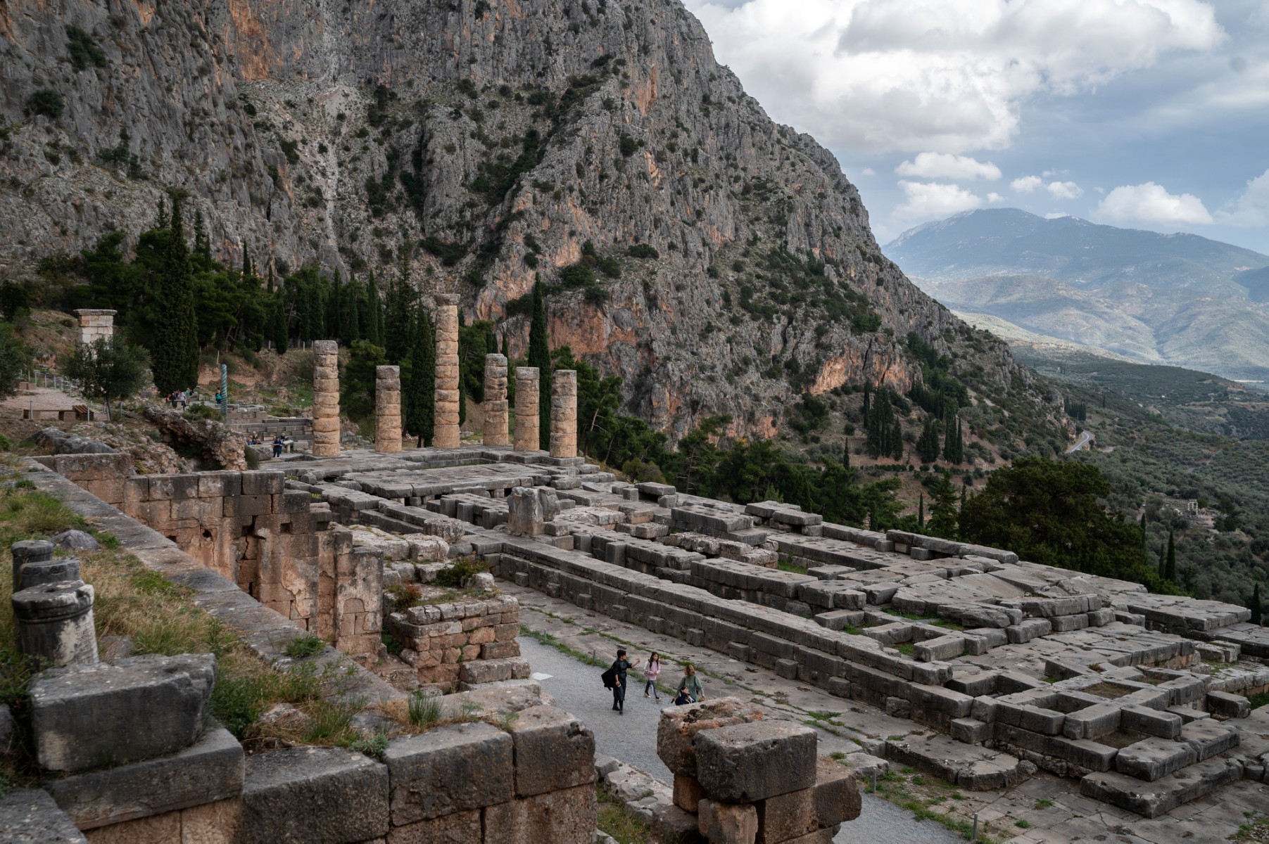 Visiteurs sur le site archéologique de Delphes, classé au patrimoine mondial de l'UNESCO, à Delphes, le 17 novembre 2022, au milieu d'une conférence marquant le 50e anniversaire de la Convention du patrimoine mondial de l'UNESCO. (Photo : Angelos Tzortzinis / AFP)