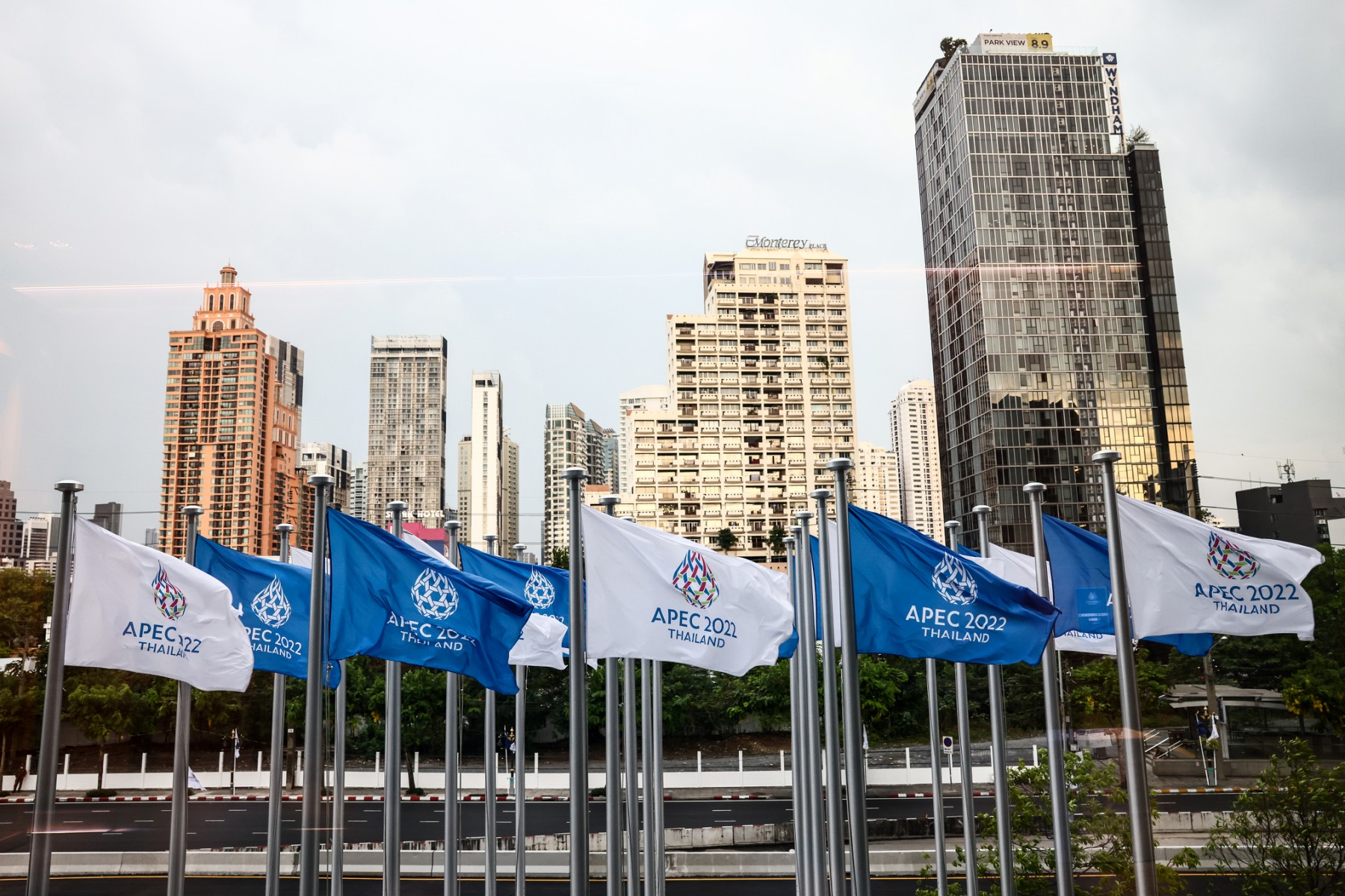 Cette photo montre des drapeaux de l'APEC à l'extérieur du lieu de réunion pendant le sommet de la Coopération économique Asie-Pacifique (APEC) à Bangkok, le 18 novembre 2022. (Photo de Jack Taylor / AFP)