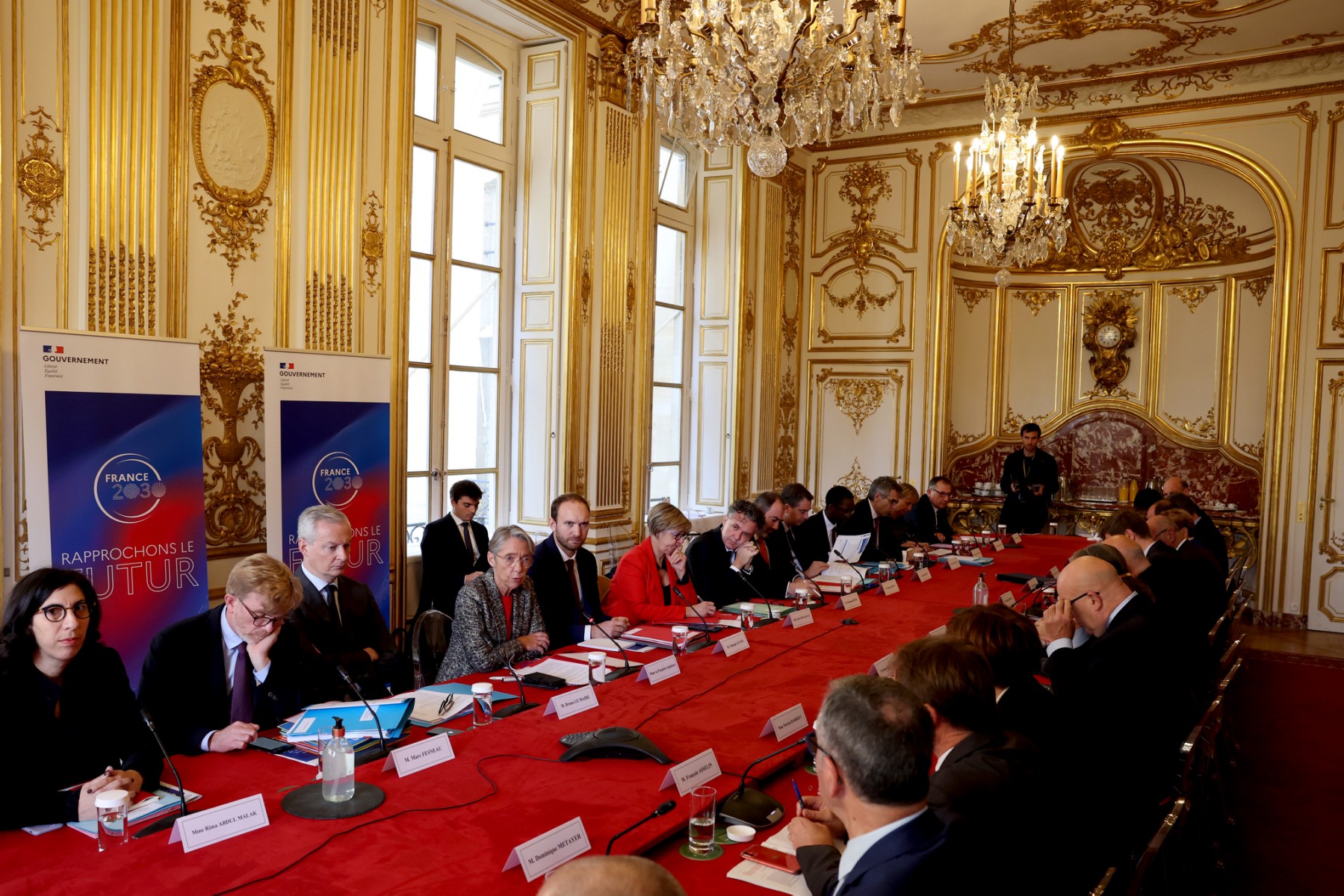 Soignants non vaccinés: le gouvernement attend deux avis avant de se prononcer