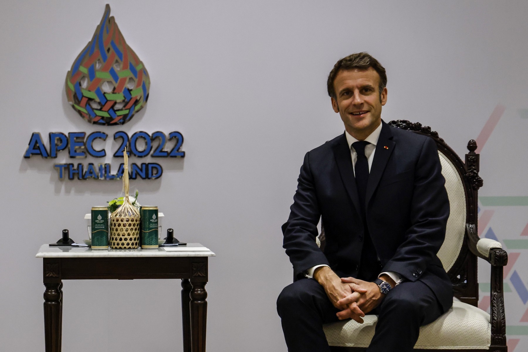Le président français Emmanuel Macron regarde pendant sa rencontre avec le président philippin lors du sommet de la Coopération économique Asie-Pacifique (APEC) à Bangkok, le 18 novembre 2022. (Photo de Ludovic Marin / Pool / AFP)