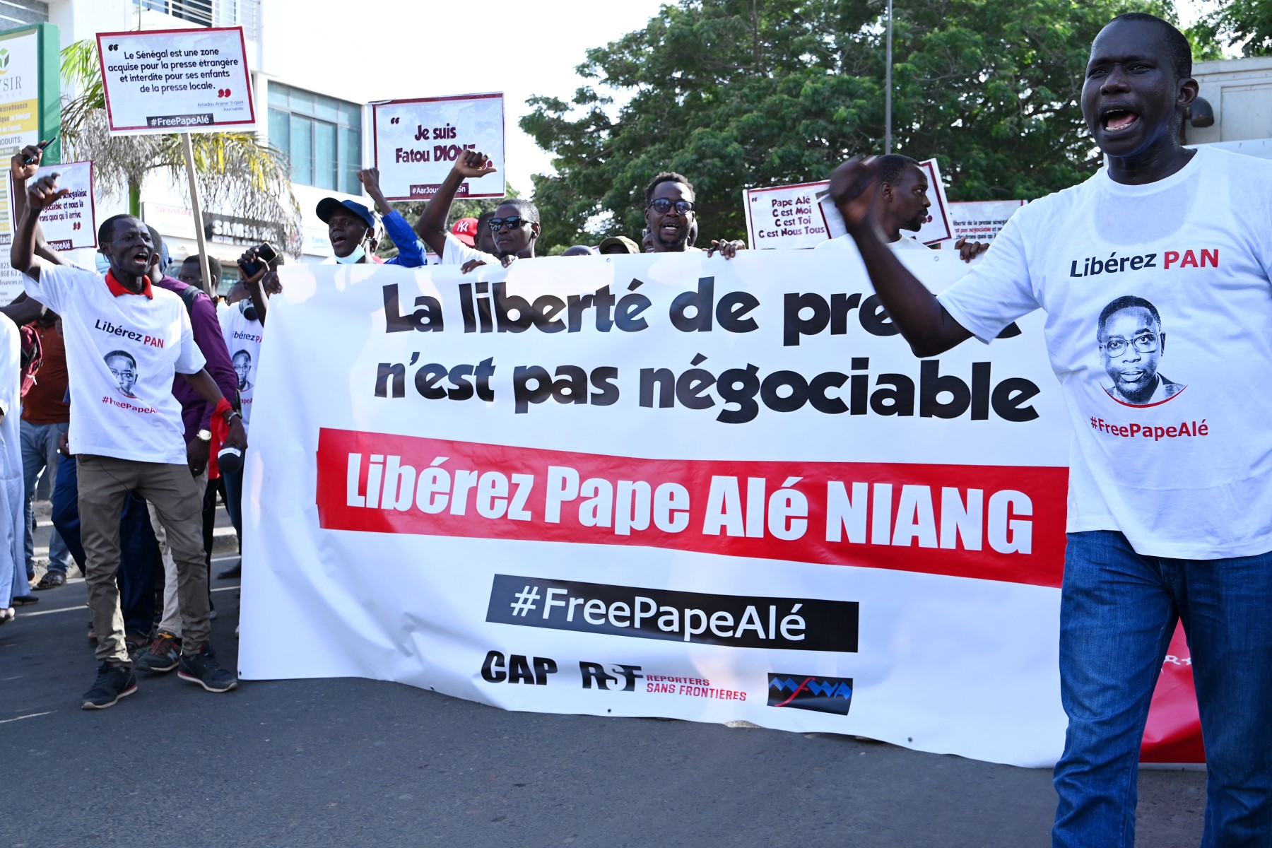 Sénégal: Des centaines de personnes manifestent pour la libération d'un journaliste