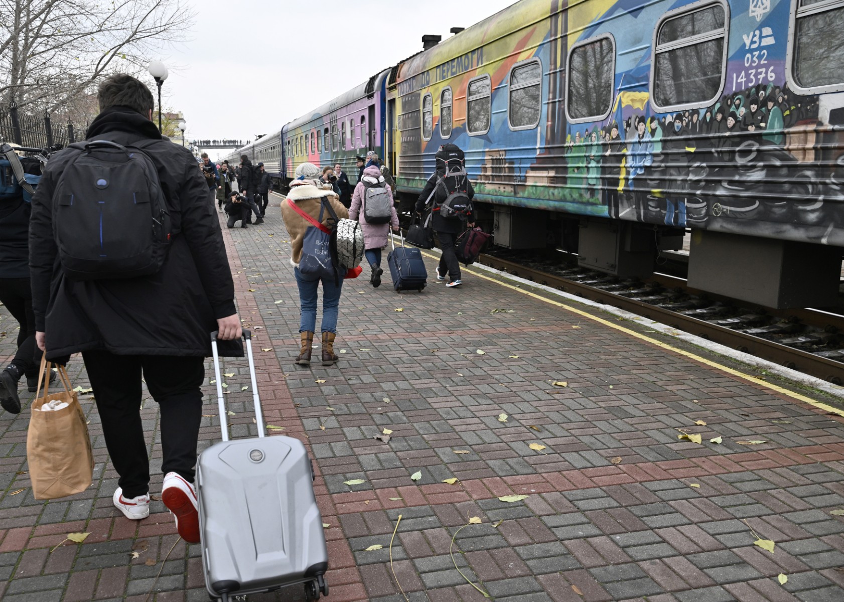 «Enfin libres!»: des familles réunies à la réouverture de la gare de Kherson