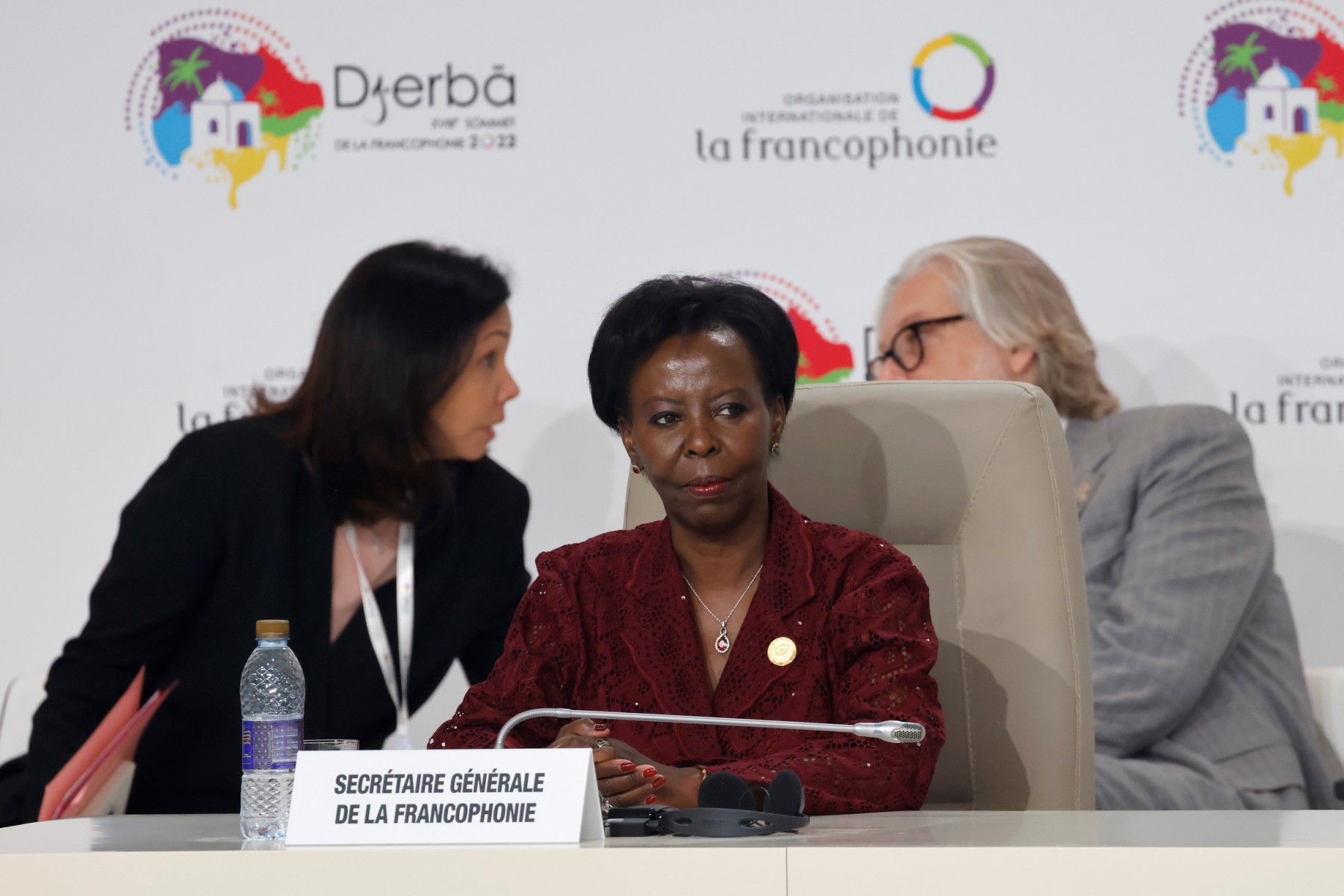 La secrétaire générale de l'Organisation internationale de la Francophonie (OIF) Louise Mushikiwabo (au centre) lors de la première séance de travail du 18e Sommet des pays francophones à Djerba, le 19 novembre 2022. (Photo de Ludovic Marin / Pool / AFP)