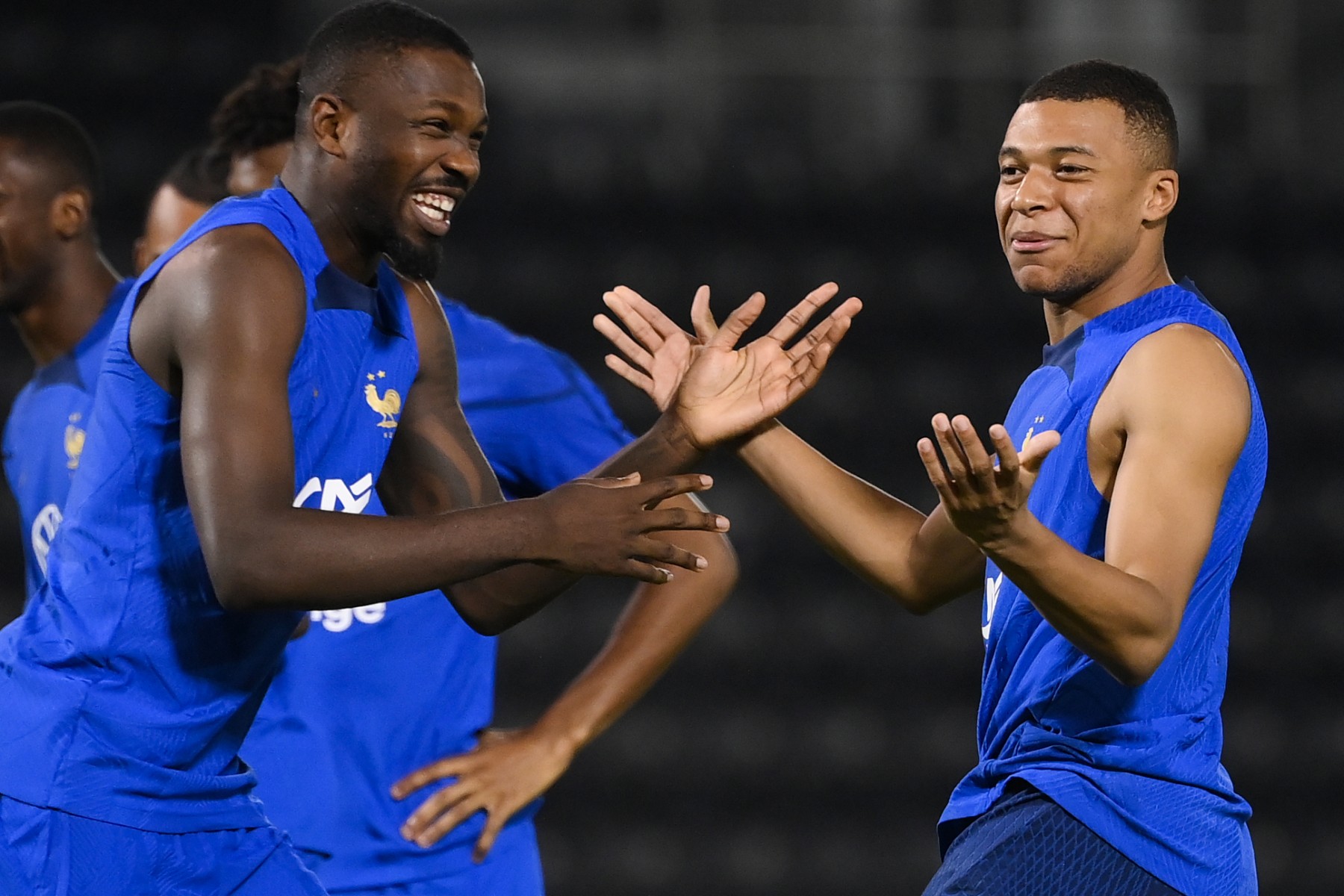 L'attaquant français Marcus Thuram (L) et l'attaquant français Kylian Mbappe (R) participent à une séance d'entraînement au stade Jassim-bin-Hamad de Doha le 20 novembre 2022, avant la Coupe du monde de football Qatar 2022. (Photo de FRANCK FIFE / AFP)