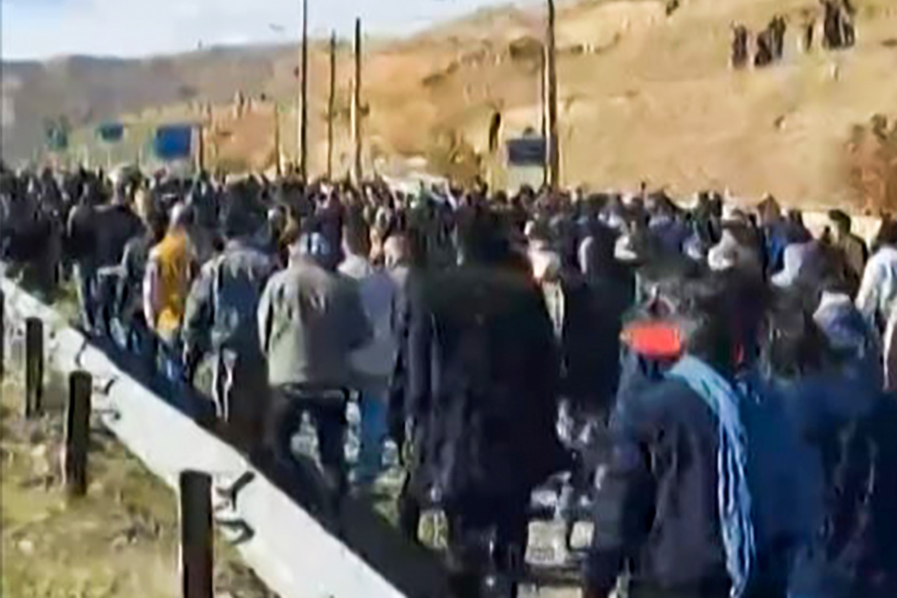 Cette image extraite d'une séquence vidéo UGC mise à disposition par le groupe de défense des droits Hengaw, basé en Norvège, le 21 novembre 2022, montre des manifestants iraniens marchant et scandant des slogans à Piranshahr, dans l'ouest de l'Iran, alors qu'ils prennent part à ce qui semble être une procession funéraire pour un jeune de 16 ans tué la nuit précédente. (Photo par Hengaw / AFP)
