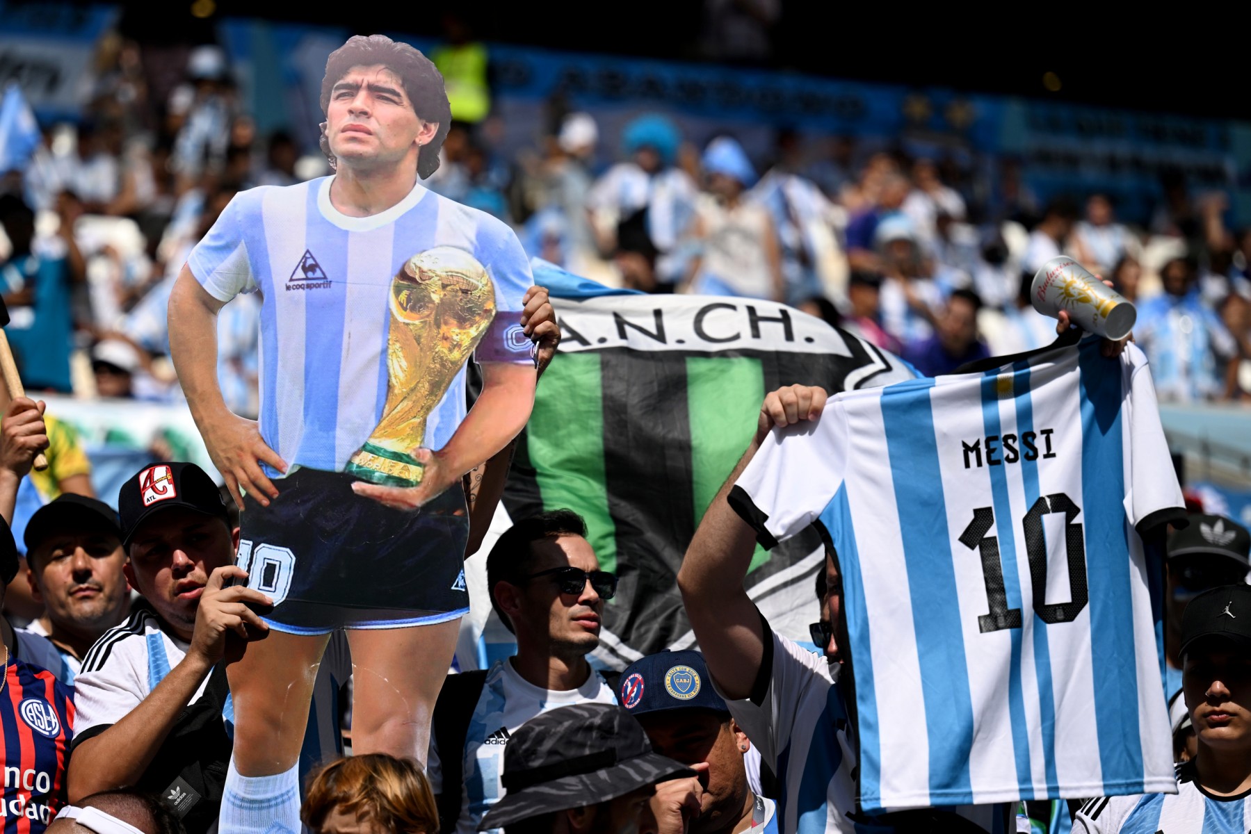 Au Mondial, la fête et des chants pour honorer la mémoire de Maradona