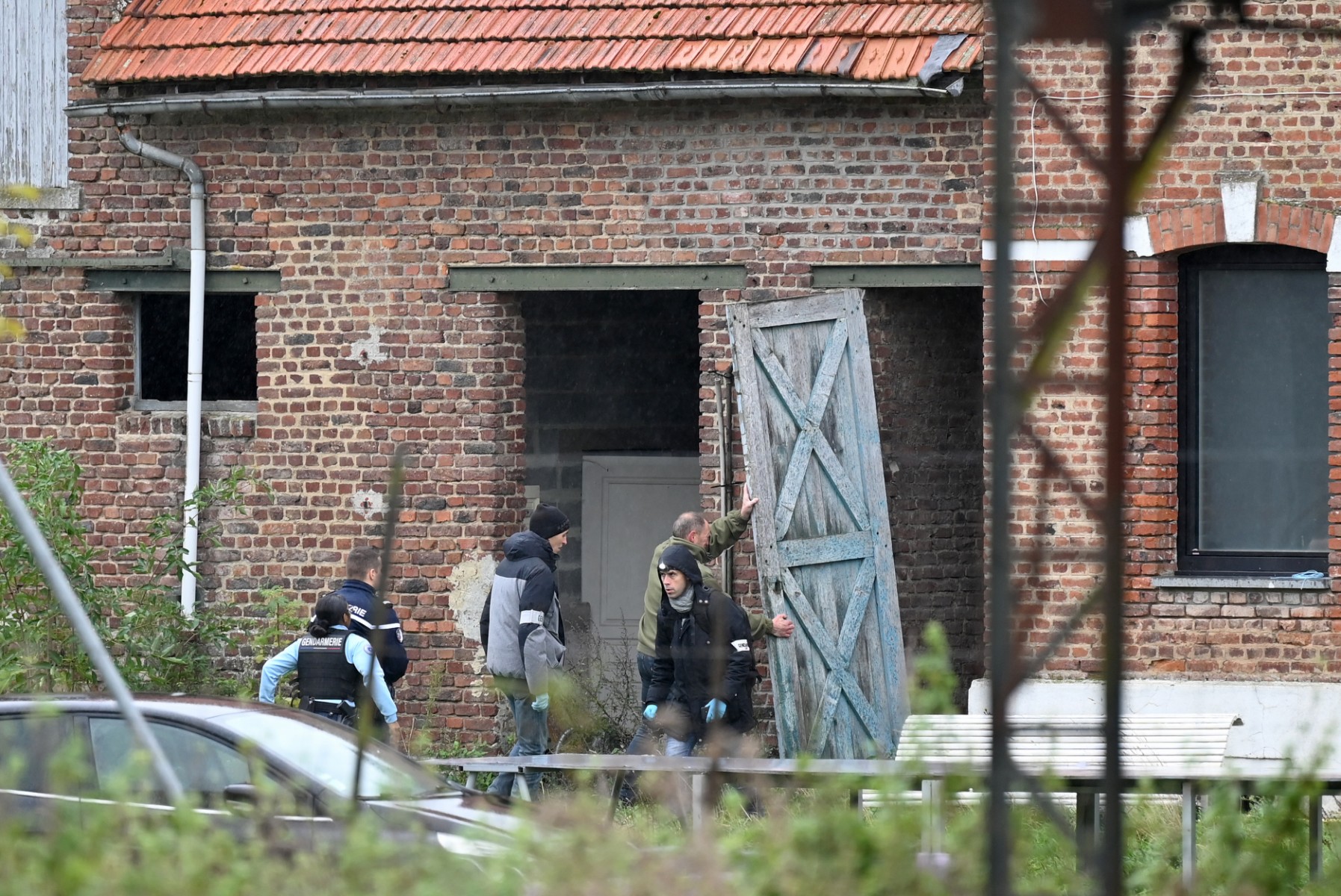 Perquisition de la maison rue Queant à Bullecourt, dans le nord de la France, le 22 novembre 2022, chez le brocanteur de 46 ans qui a tué un contrôleur des impôts le 21 novembre 2022 alors qu'il faisait son travail. (Photo de Francois Lo Presti / AFP)