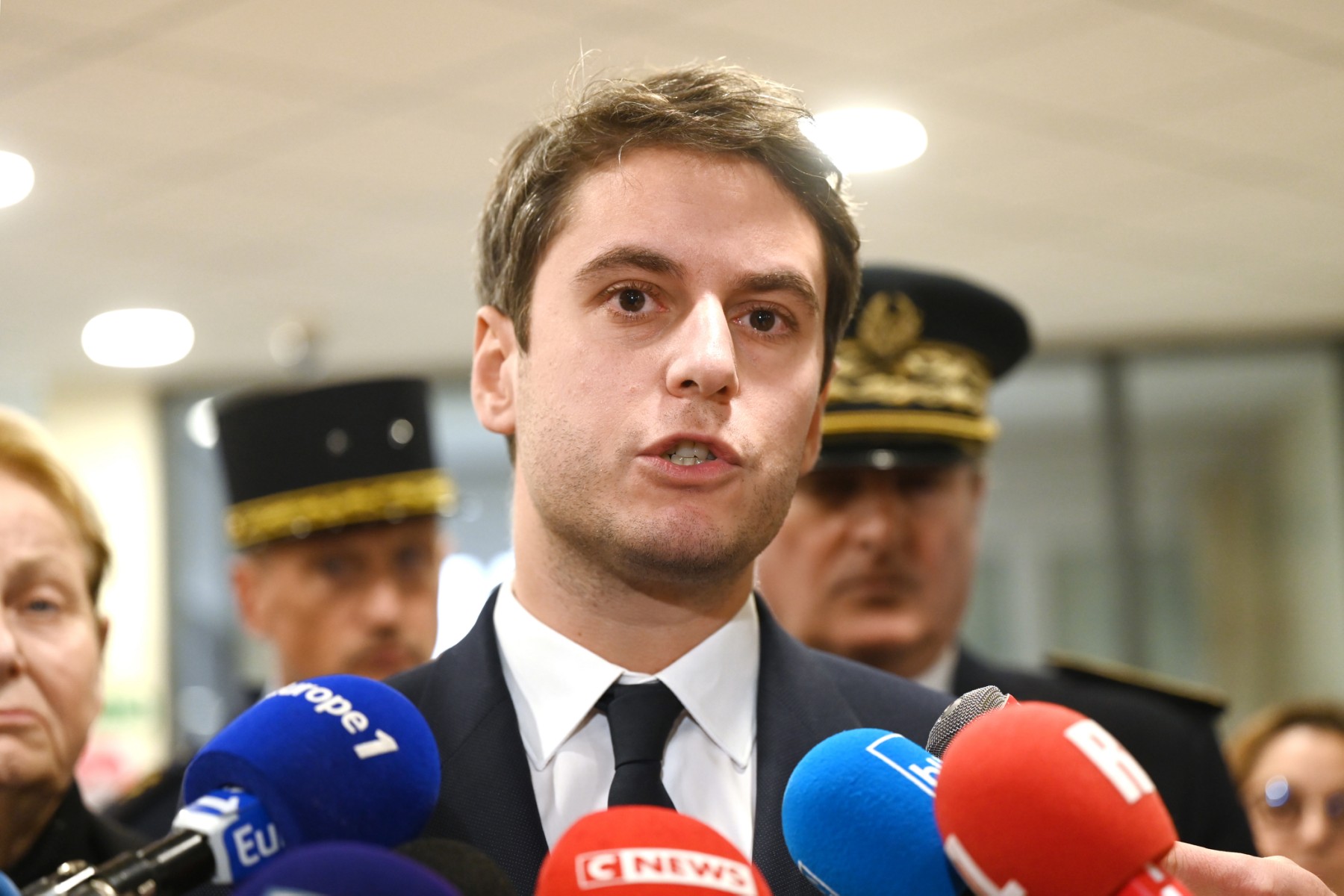 Le ministre délégué aux Comptes publics Gabriel Attal s'exprime au centre des finances d'Arras, dans le nord de la France, le 22 novembre 2022, suite au décès d'un inspecteur des impôts tué lors d'un contrôle chez un brocanteur de Bullecourt. (Photo de Francois Lo Presti / AFP)