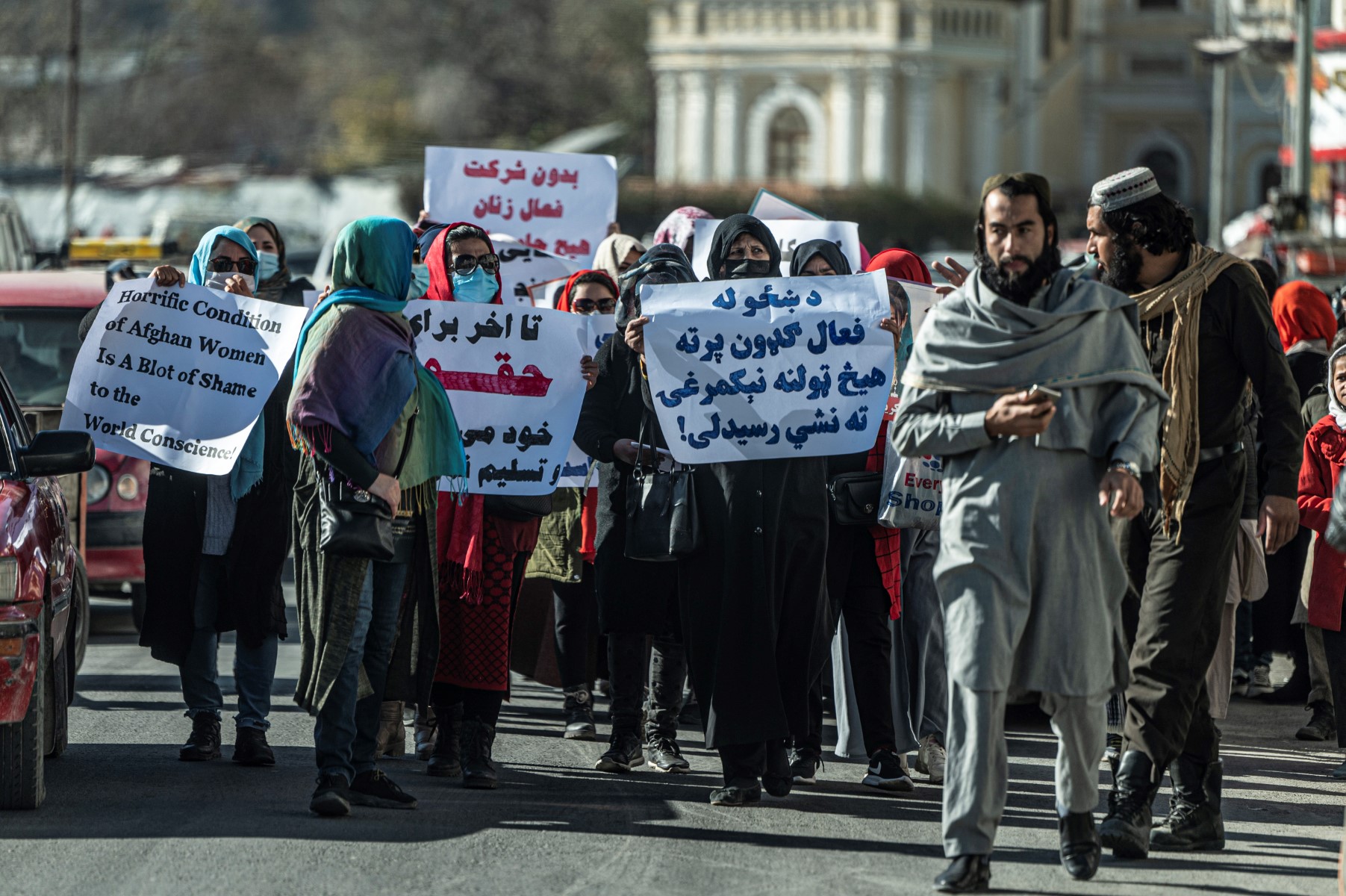 Afghanistan: une quinzaine de femmes manifestent à Kaboul, décidées à ne pas «capituler»
