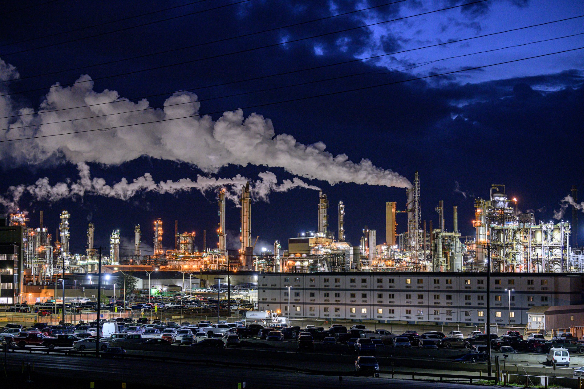 Sur cette photo d'archive prise le 7 septembre 2022, une vue générale montre une installation d'exploitation des sables bitumineux de Syncrude près de Fort McKay, en Alberta, au Canada. (Photo par Ed JONES / AFP)