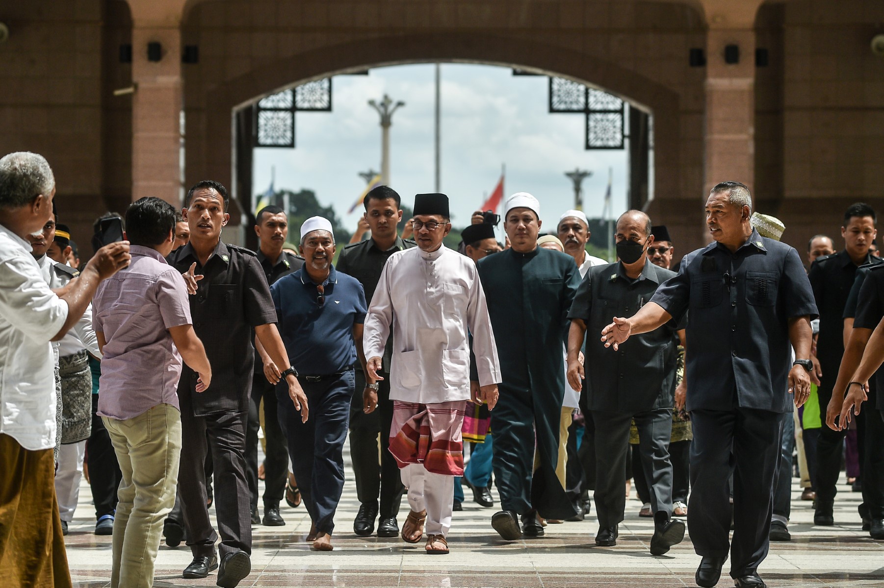 Le Premier ministre malaisien Anwar Ibrahim (au centre) quitte la mosquée Putra après les prières à Putrajaya, le 25 novembre 2020. (Photo par Arif Kartono / AFP)