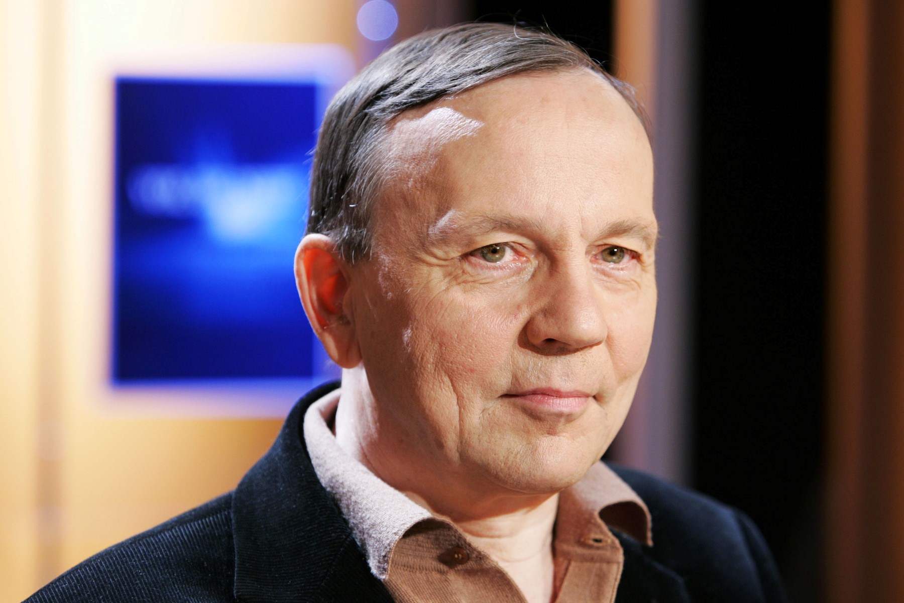 Sur cette photo d'archives prise le 4 octobre 2005, l'écrivain Christian Bobin pose, sur le plateau de l'émission littéraire de TF1 "Vol de nuit" à Paris. (Photo de Bertrand GUAY / AFP)
