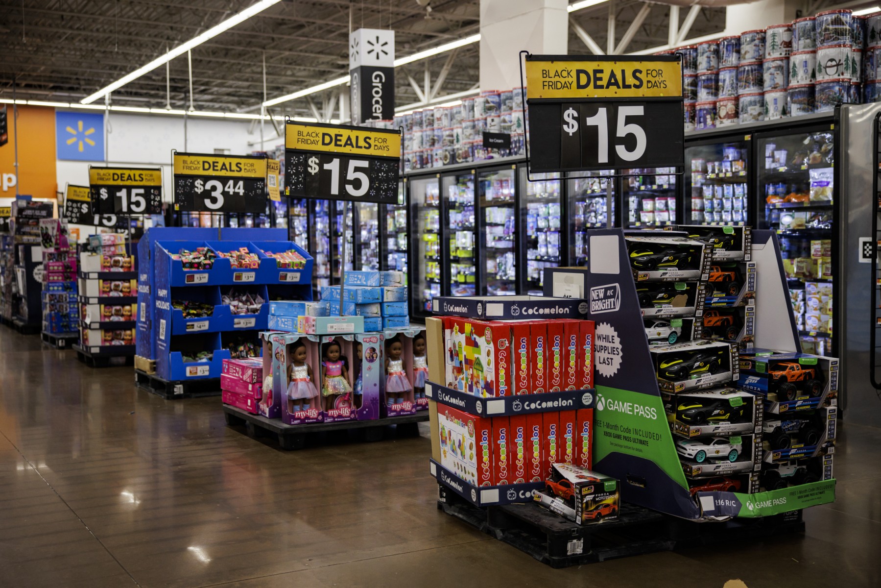 Les ventes de jouets du Black Friday sont présentées dans un magasin Walmart à Wilmington, Delaware, le 25 novembre 2022. (Photo de Samuel Corum / AFP)