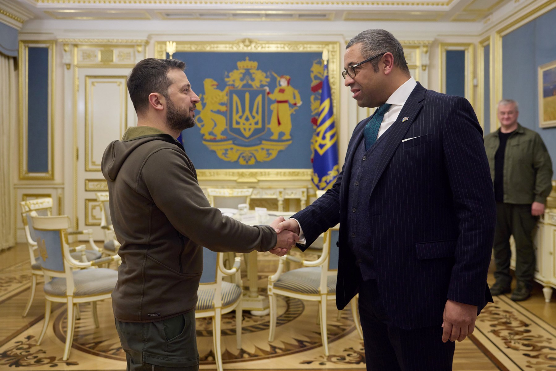 Cette photo publiée par le service de presse de la présidence ukrainienne le 25 novembre 2022 montre le président ukrainien Volodymyr Zelensky (à gauche) serrant la main du ministre britannique des Affaires étrangères James Cleverly (à droite) lors de leur rencontre à Kiev, dans le contexte de l'invasion de l'Ukraine par la Russie. (Photo fournie par le Service de Presse de la Présidence Ukrainienne / AFP)