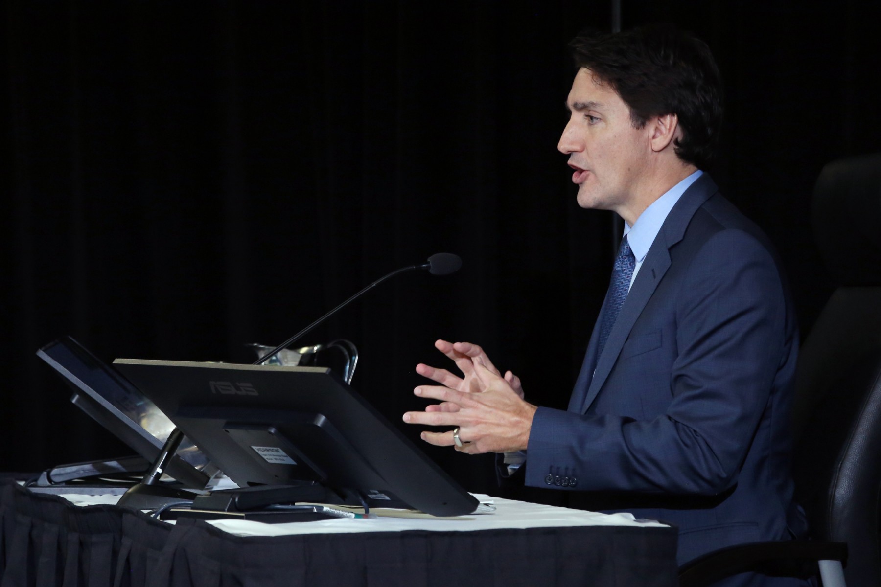 Au Canada, Trudeau défend son recours à une loi d'urgence pour mettre fin à la crise des camionneurs