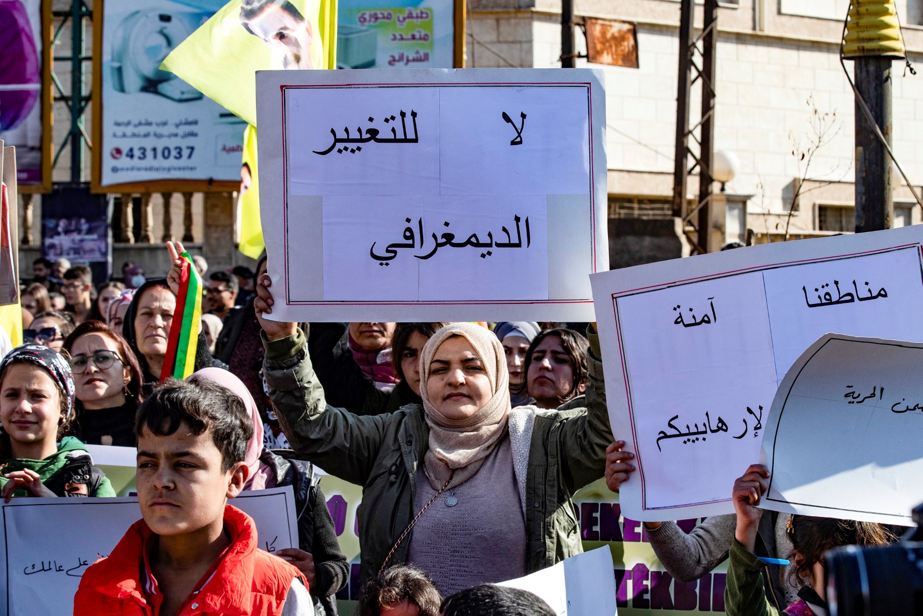 Syrie: des milliers de Kurdes manifestent contre les frappes turques dans le Nord-Est