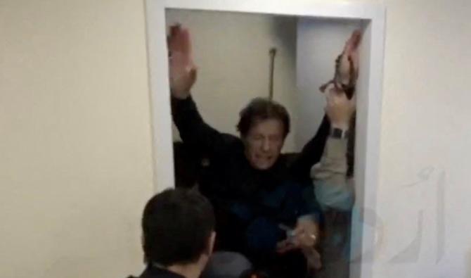 L'ancien Premier ministre pakistanais, Imran Khan, est secouru après avoir reçu une balle dans le tibia à Wazirabad, au Pakistan, le 3 novembre 2022, sur cette image fixe obtenue à partir d'une vidéo. (Reuters)