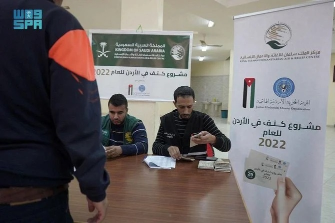 L’organisation saoudienne KSRelief distribue des bons de vêtements d'hiver aux réfugiés en Jordanie