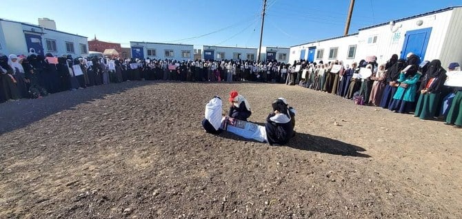 Des écoliers yéménites organisent des funérailles fictives pour un élève tué par les Houthis